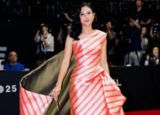 Dian Sastrowardoyo Curi Perhatian di Busan International Film Festival 2025 dengan Gaun Glamor Emas-Pink