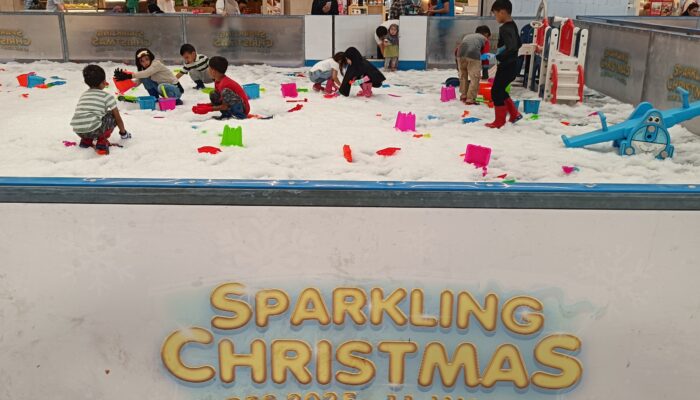 Sparkling Christmas di Pakuwon Mall Bekasi, Hadirkan Ice Skating Hingga Salju Buatan Yntuk Liburan Akhir Tahun