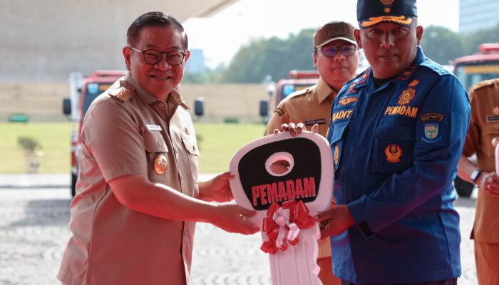 Gubernur Pramono Anung Serahkan Hibah 14 Unit Mobil Damkar ke Daerah, Perkuat Sinergi Keselamatan Publik Nasional