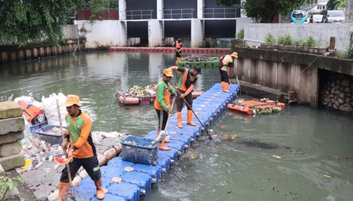 DLH DKI Jakarta Siagakan Pasukan Orange 1.790 Orang Untuk Atasi Sampah Banjir Musim Hujan 2026