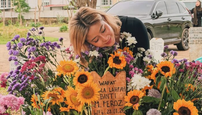 Awkarin Ziarah Ke Makam Lula, Kenang Sahabat Berhati Lembut yang Tak Tergantikan