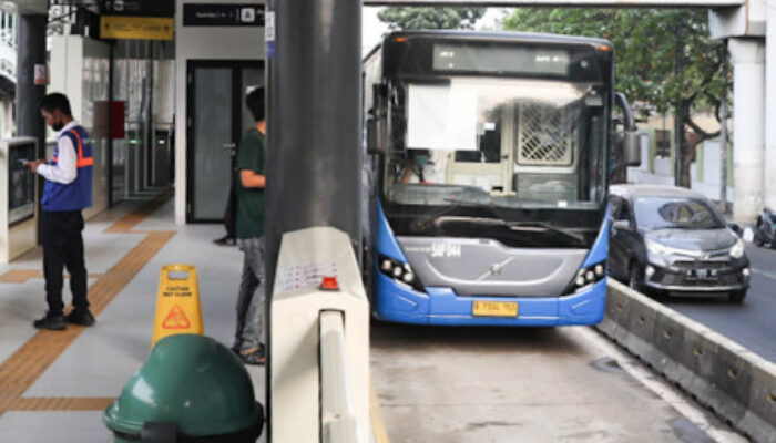 Bus Transjakarta Tabrakan di Jalur Layang Cipulir, 18 Penumpang Luka Ringan, Layanan Tetap Jalan