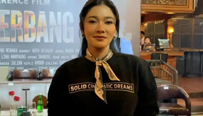 Naysilla Mirdad Totalitas di Film Kapal Terbang, Rela Potong Rambut Demi Peran Pramugari Era 80-an