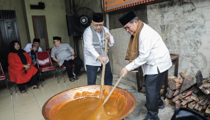 Ngaduk Dodol Bareng Bang Foke, Gubernur Pramono Dorong Kuliner Betawi Jadi Oleh-Oleh Khas Jakarta