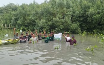 Peringati Hari Bumi, WINGS Peduli & Pemkot Surabaya Tanam 1.000 Pohon di Pesisir Romokalisari