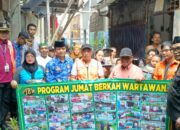 Blusukan Bareng Wartawan! Camat Tambora Turun Langsung Bagikan Jumat Berkah di Gang Sempit Krendang