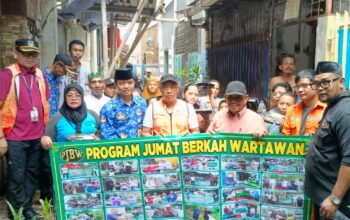 Blusukan Bareng Wartawan! Camat Tambora Turun Langsung Bagikan Jumat Berkah di Gang Sempit Krendang