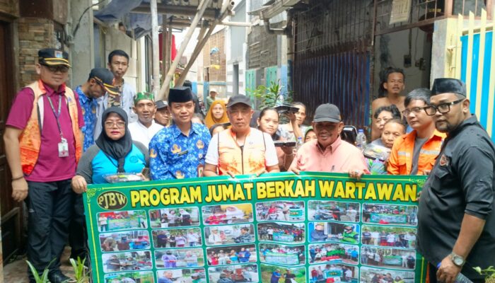 Blusukan Bareng Wartawan! Camat Tambora Turun Langsung Bagikan Jumat Berkah di Gang Sempit Krendang