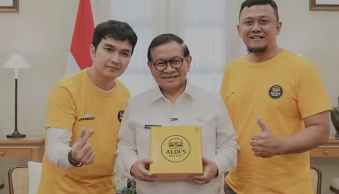 Aldi Taher “Sowan” ke Balai Kota, Aksinya Promosikan Burger ke Pramono Anung Bikin Publik Tersenyum