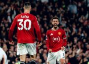 MU Menang Dramatis, Jersey “(RED)” Jadi Sorotan: Gol, Amal, dan Harapan di Old Trafford