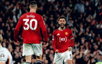 MU Menang Dramatis, Jersey “(RED)” Jadi Sorotan: Gol, Amal, dan Harapan di Old Trafford