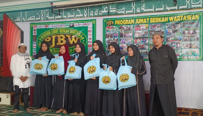 Jumat Berkah Wartawan Berbagi di Bekasi, 100 Boks Nasi dan Sedekah Barang untuk Santri Penghafal Al-Qur’an