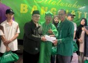 Bang Hatta Turun Langsung ke Bidara Cina, Bagi Sembako hingga Bantuan Tunai untuk Warga RW 012