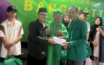 Bang Hatta Turun Langsung ke Bidara Cina, Bagi Sembako hingga Bantuan Tunai untuk Warga RW 012