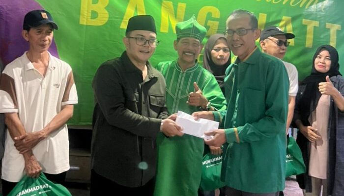 Bang Hatta Turun Langsung ke Bidara Cina, Bagi Sembako hingga Bantuan Tunai untuk Warga RW 012