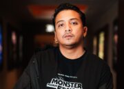 Sal Priadi Ubah Kelelahan Jadi Lagu: “Kepala, Pundak, Kerja Lagi” Siap Menjadi Anthem Para Pejuang Lembur di Film Monster Pabrik Rambut