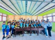 Demi Anak-anak Tetap Sekolah, Guru Honorer di Pelosok Sikka Ini Rela Jalan Kaki 6 Kilometer Setiap Hari