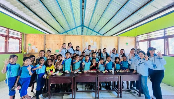 Demi Anak-anak Tetap Sekolah, Guru Honorer di Pelosok Sikka Ini Rela Jalan Kaki 6 Kilometer Setiap Hari