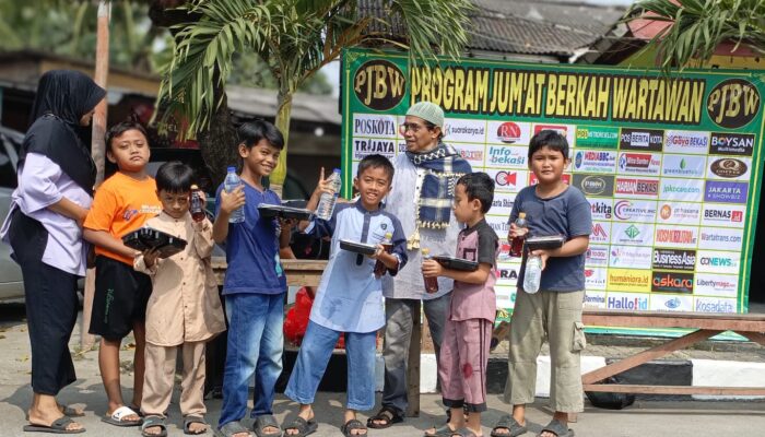 Senyum Bahagia Anak-Anak Tambun Selatan Pecah Saat Program Jumat Berkah Wartawan Bagikan 100 Nasi Boks