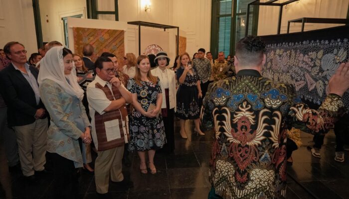 Jakarta dan Hungaria Perkuat Diplomasi Lewat Seni, Pramono Anung Terkesima Batik Karya Desainer Hungaria