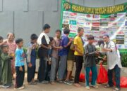 Bocah hingga Emak-emak Sumringah, Program Jumat Berkah Wartawan Kembali Hadir di Permukiman Padat