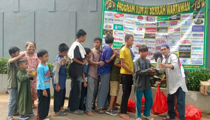 Bocah hingga Emak-emak Sumringah, Program Jumat Berkah Wartawan Kembali Hadir di Permukiman Padat