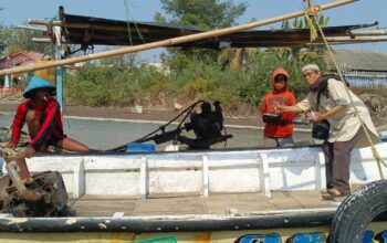 Jumat Berkah Wartawan Tembus Kampung Nelayan Pakis Jaya