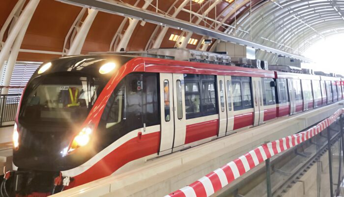 LRT Jabodebek memperpanjang layanan hingga lewat tengah malam pada 17 Agustus 2026. Tarif spesial Rp8 dan pengamanan stasiun diperkuat.