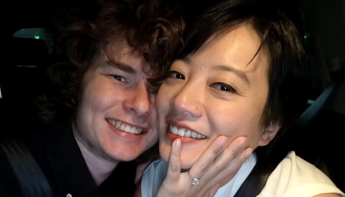 Leony Vitria Hartanti Resmi Dilamar Charles Seaman