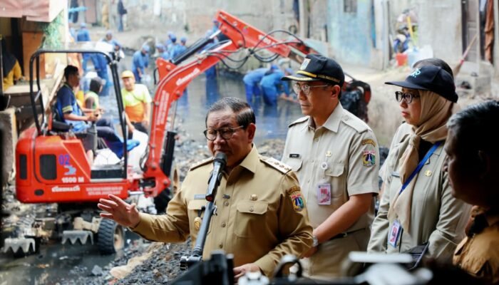 Anak Kali Krukut Ditata, Pramono Anung Minta Warga Stop Buang Sampah ke Sungai