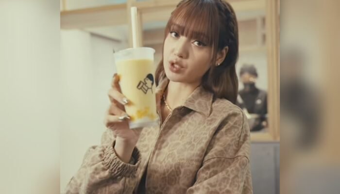 Lisa BLACKPINK Kolaborasi dengan HEYTEA, Hadirkan Minuman Mango Coconut Sticky Rice dan Merchandise Eksklusif