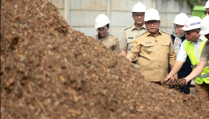 Tinjau Saringan Sampah TB Simatupang, Pramono Anung Dorong Jakarta Beralih ke Pilah-Angkut-Olah  Meta Deskripsi: Gubernur Pramono