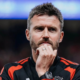 Manchester United Pertahankan Carrick di Tengah Krisis Tim